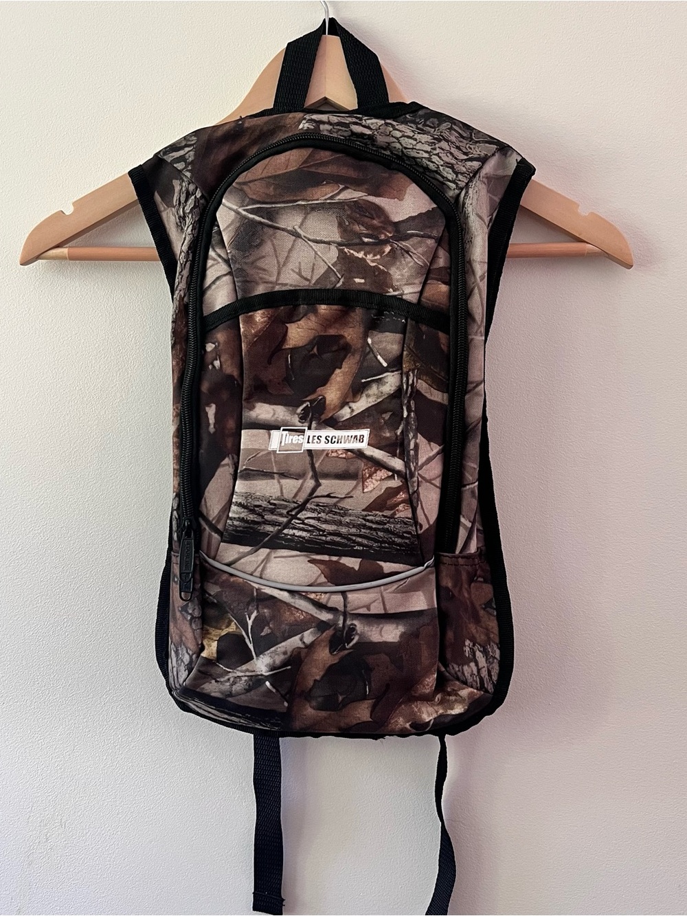 Realtree Pattern Camo Hydration Backpack 58 oz Les Schwab Logo New